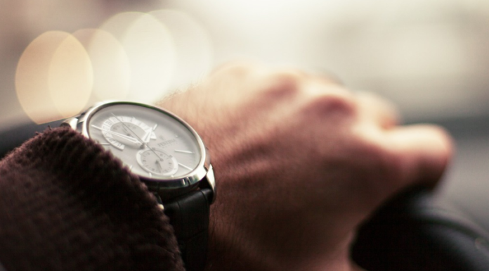 Lo avvicina con una scusa e gli sfila il Rolex: “Non mi sono accorto di nulla”