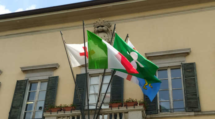 Giornata mondiale della Croce Rossa, la bandiera della Cri sul balcone del municipio palazzo comunale municipio bandiera cri