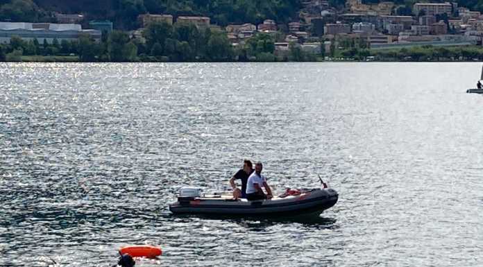 Pescate, i sommozzatori ripuliscono il fondale del lago di fronte alla riva pulizia lago pescate (2)