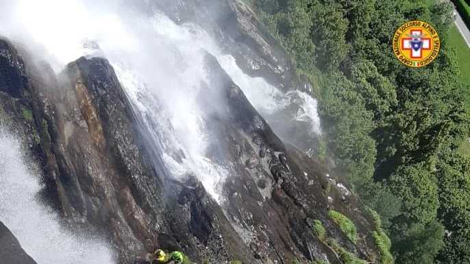 Precipitano nella cascata dell’Acquafraggia: un morto e un ferito gravissimo a Piuro Foto incidente cascate acquafraggia
