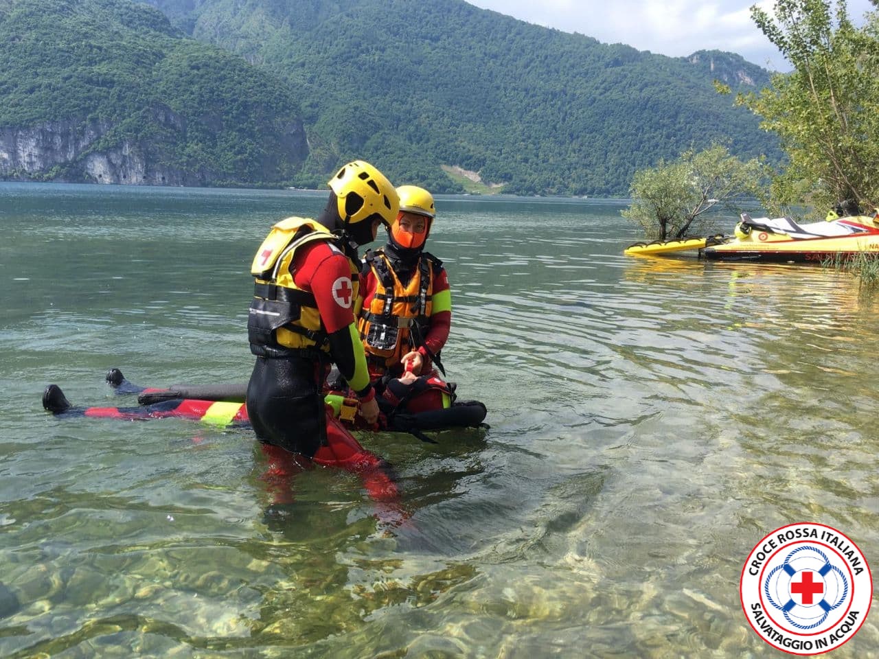 Croce Rossa squadra salvataggio in acqua