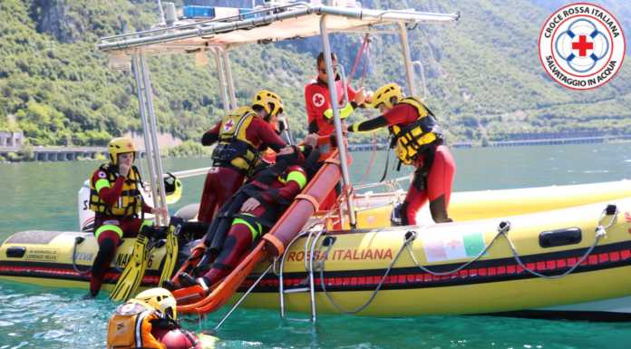 Cri Lecco. Addestramento per la squadra di Salvataggio in acqua Croce Rossa squadra salvataggio in acqua