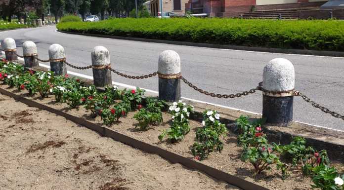 Prosegue la manutenzione del lungolago, sistemate panchine e marciapiede