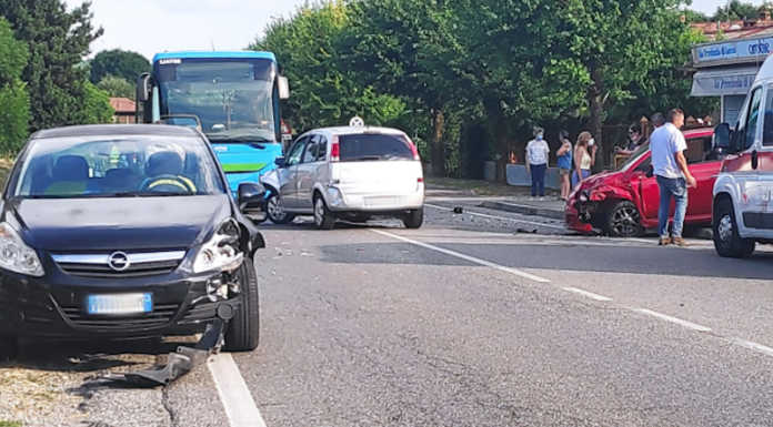Carambola sulla Provinciale ad Arlate: tre auto coinvolte