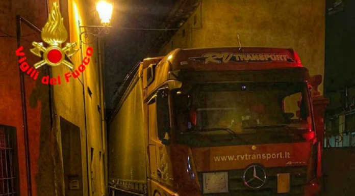 Camion incastrato in centro Galbiate, intervento dei Vigili del Fuoco Camion incastrato galbiate vigili del fuoco