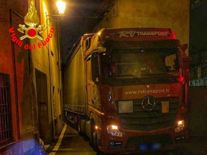 Camion incastrato galbiate vigili del fuoco