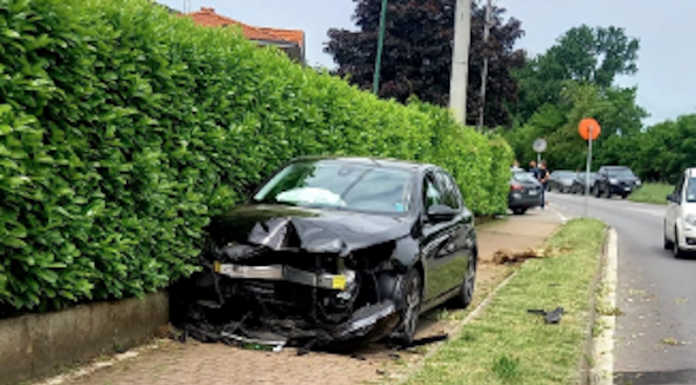 Casatenovo, finisce con l’auto sul marciapiede dopo lo scontro con un altro veicolo Auto sul marciapiede Casatenovo