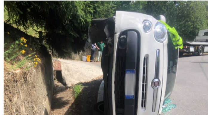 Perde il controllo dell’auto e si ribalta: paura a Colle Brianza Auto ribaltata