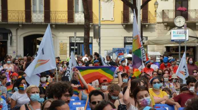 L’arcobaleno del primo ‘Pride’ colora Lecco: “In piazza per i diritti di tutti” Pride lecco 2021