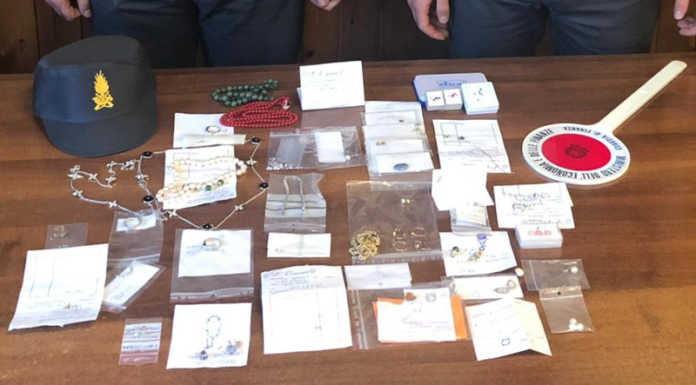 Maslianico, sequestrati gioielli e pietre preziose per un valore di 45 mila euro Gioielli Maslianico finanza