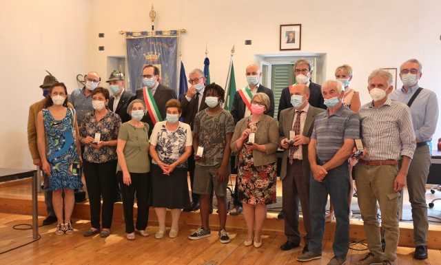 A Valmadrera il Prefetto di Lecco ha consegnato cinque Medaglie d’Onore La consegna delle medaglie d'onore a Valmadrera