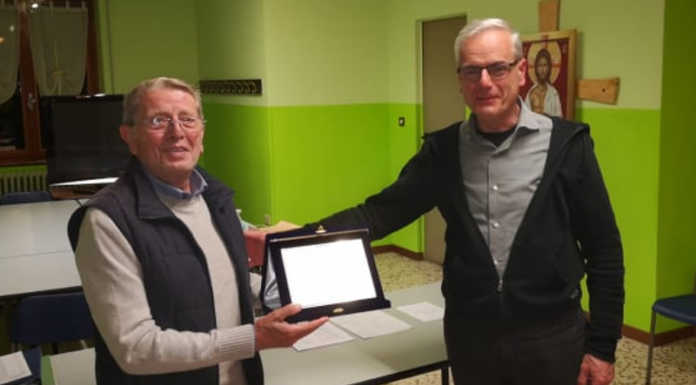 Premana. La Conferenza San Vincenzo premia l’impegno di Leonardo Migliore Leonardo Migliore con il parroco di Premana don Mauro Ghislanzoni