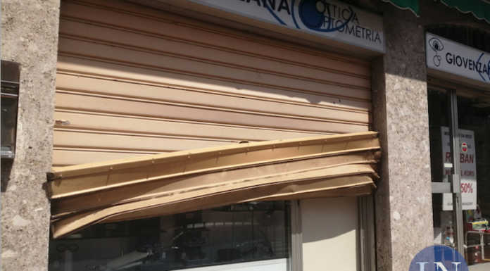 Lomagna, spaccata al negozio d’ottica: rubati soldi e occhiali