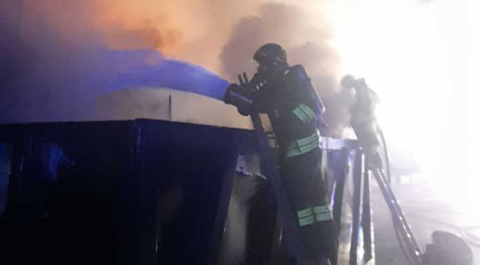 In fiamme un container di elettrodomestici, nottata di lavoro per i Vigili del Fuoco Vigili del fuoco container