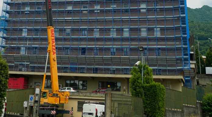 Lavori al palazzo Telecom, in azione un’autogru che raggiunge 70 metri di altezza autogru battazza palazzo telecom