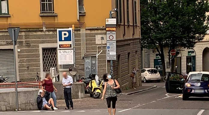 Lecco, cade lastra da una colonna in via Volta: ferito un passante