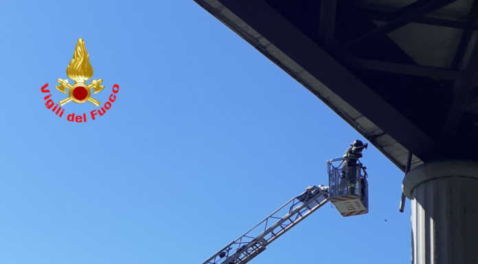 Civate. Cadono calcinacci dal ponte della SS36, intervengono i pompieri