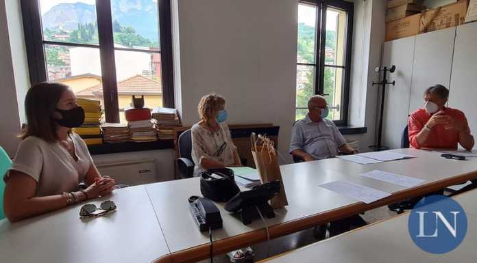 Calolzio. 225.000 euro per aiutare famiglie, associazioni e imprenditori nel post covid Da sinistra, il consigliere Pamela Maggi, l'assessore Tina Balossi, il dirigente Edoardo Riva e il sindaco Marco Ghezzi