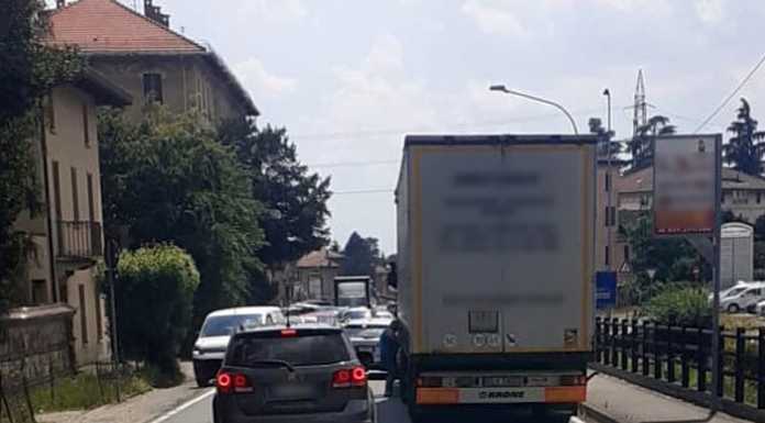 Camion in panne tra Merate e Cernusco: tutti in coda fino a Calco