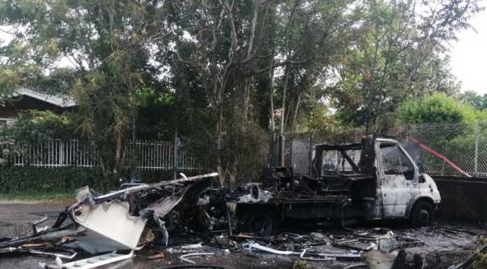 Camper in fiamme a Imbersago, intervengono i pompieri