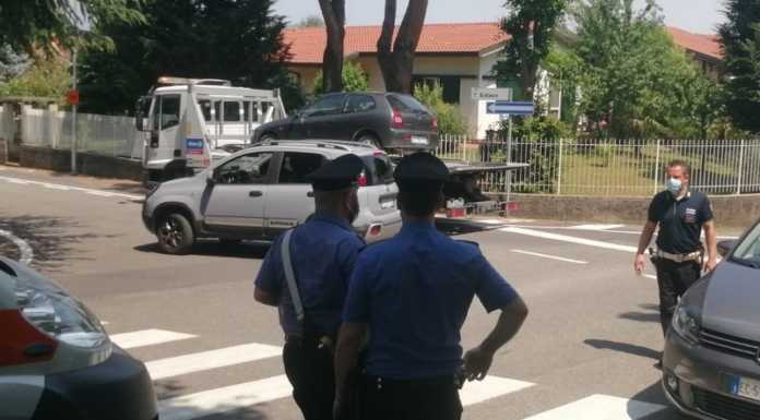 Paura a Cernusco: violento in fuga aggredisce due persone, ruba un’auto e si schianta
