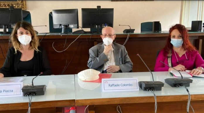 Lecco. Presentato il Festival europeo dei cori giovanili “Giuseppe Zelioli” Presentazione del Festival Zelioli, da sinistra, l'assessore alla Cultura Simona Piazza, al centro il presidente di Harmonia Gentium Raffaele Colombo e Loredana Russo del Comitato esecutivo di Harmonia Gentium.