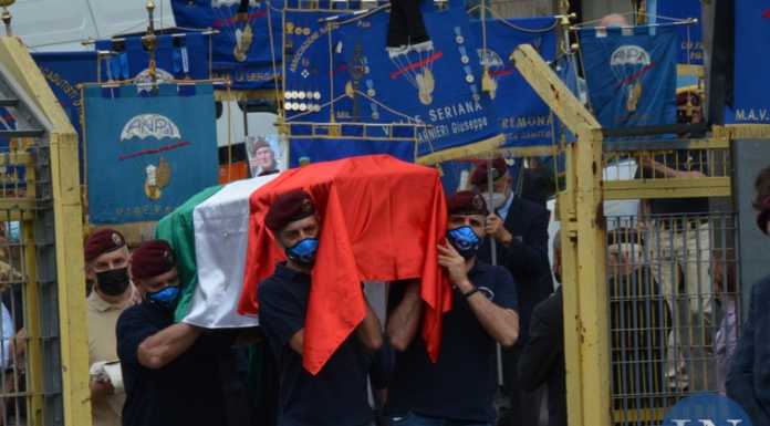 Lecco. Allo stadio l’addio al paracadutista Carlo Murelli: “Abbiamo perso un padre” funerale_carlo_murelli_paracadutista