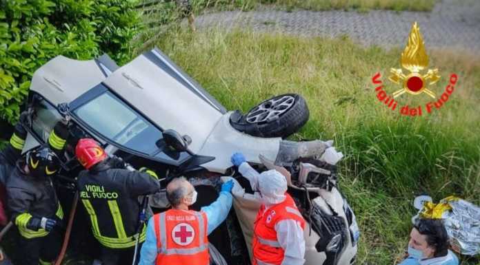 Dorio, auto si ribalta a lato della strada: due persone soccorse