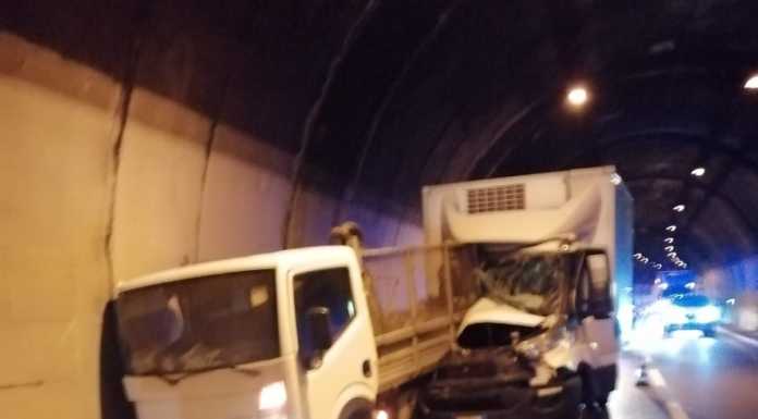 Mandello, schianto tra due furgoni nel tunnel della Statale 36