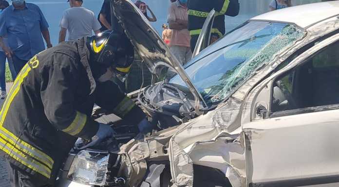 Vercurago: auto ‘fuori strada’ sul lungolago, finisce contro una cancellata e si ribalta