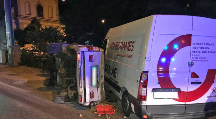 Incidente nella notte a Belledo: pick up si schianta contro un furgone