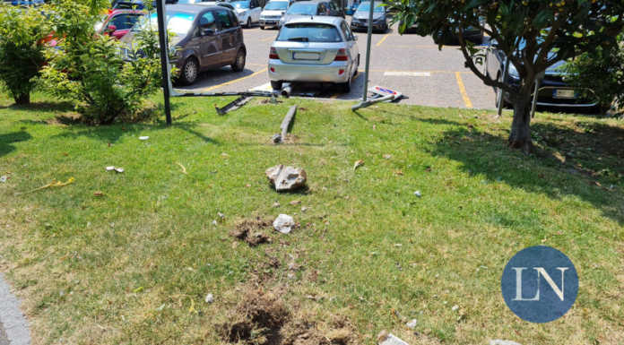 Esce di strada abbatte alcuni cartelli e finisce nel parcheggio della Canottieri incidente via nullo