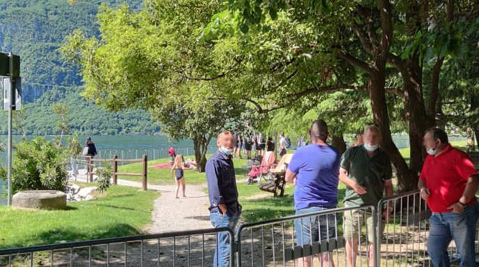 Tornano le barricate sul lago. I sindaci: “Pronti ad una gestione ordinata delle spiagge”
