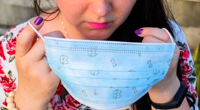 Da oggi niente più mascherine all’aperto. Vaccinati: 73% nel lecchese