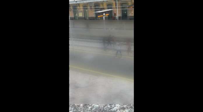 VIDEO – Rissa e botte sui binari della stazione di Lecco