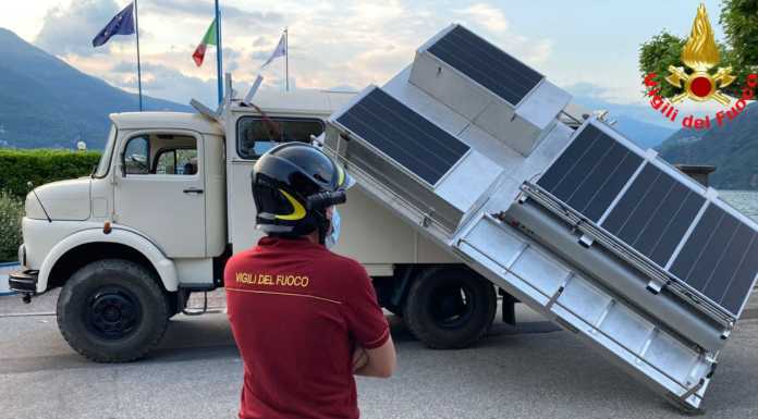 Camper tedesco urta un albero, intervento dei Vigili del Fuoco a Bellano camper bellano incidente