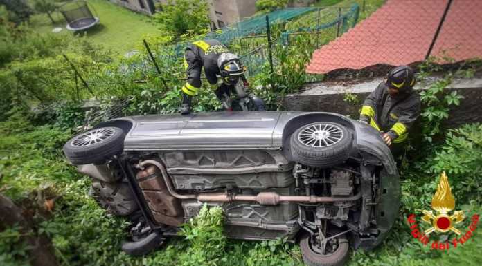Molteno. Auto finisce in un fosso, intervento dei Vigili del Fuoco auto fosso molteno vigili del fuoco