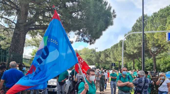 Sciopero alla Fontana di Calolzio: i lavoratori incrociano le braccia