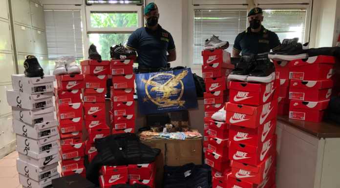Abiti e scarpe contraffatte: ad Arosio sequestrati oltre 200 capi