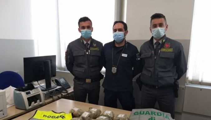 Como. In dogana con oltre un chilo e mezzo di marijuana, arrestati sequestro marijuana dogana como