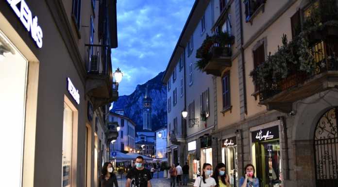 Il maltempo frena il primo giovedì di shopping serale a Lecco shopping sera 2021 - primo giovedi (5)