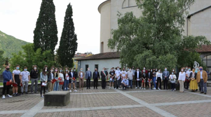 Valmadrera consegna le Costituzioni ai “suoi” 18enni valmadrera consegna costitutzioni