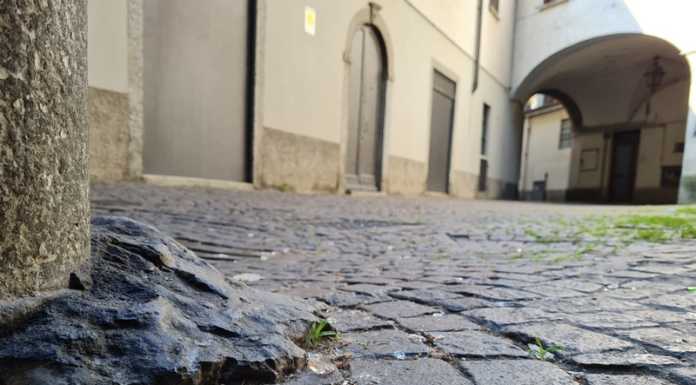 Bottigliate in centro, esercente ci va di mezzo. “Tenere alti i controlli”