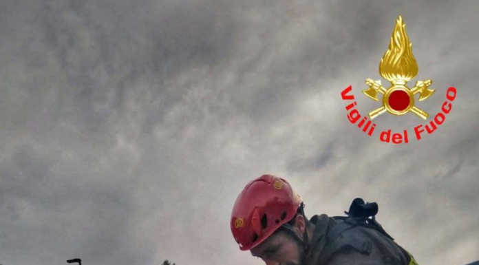 Tenta di buttarsi dal viadotto dopo un incidente, salvata dai Vigili del Fuoco vigili fuoco