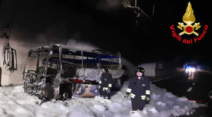 SS36. Incendio su un bus nella galleria Fiumelatte, soccorsi 25 bambini Bus incendio ss36 galleria fiumelatte