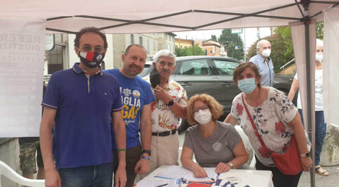 Calco: successo per il gazebo della Lega per le firme per il referendum riforma giustizia