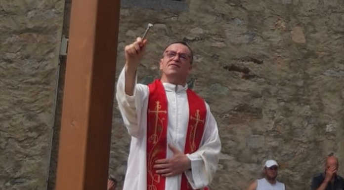 Valmadrea. Benedetta e inaugurata la nuova croce di San Tomaso croce san tomaso