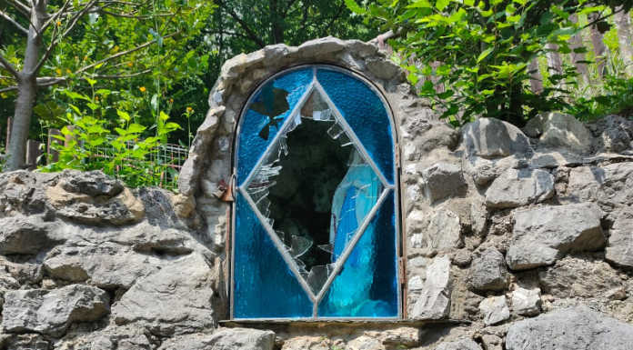 Vandali tra Rancio e Laorca, distrutta la Madonnina della baita del gruppo Ger Madonna baitello Ger Rancio vandali