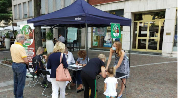 Merate, tante firme al banchetto per il referendum “Sì aboliamo la caccia”