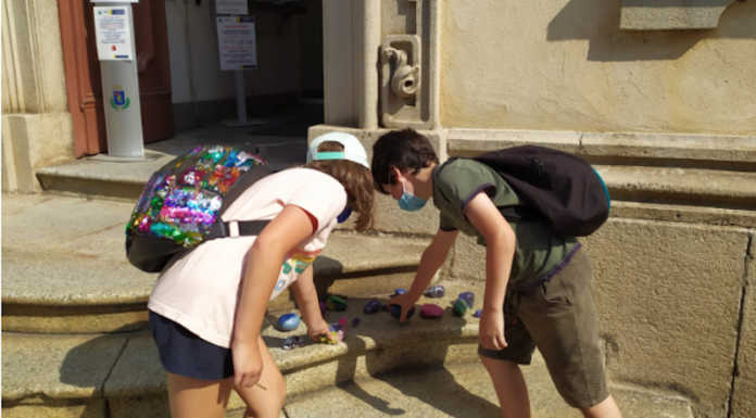 Merate, donati agli anziani i sassolini colorati dai ragazzi del centro estivo